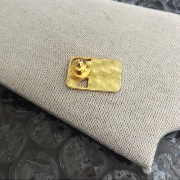 Avon Trained Beauty Pin - Picture 2 of 3